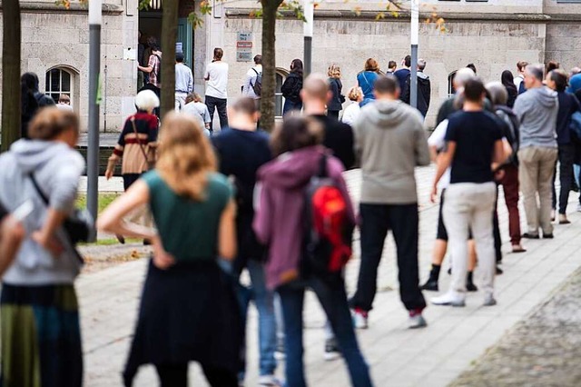 Lange Schlangen gab es am Sonntag vor ...ahllokalen wie hier in Friedrichshain.  | Foto: Bernd von Jutrczenka (dpa)