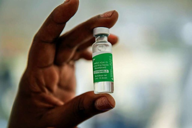 Ampulle mit Impfstoff: Impfempfehlung bald auch fr Kinder?  | Foto: Brian Inganga (dpa)