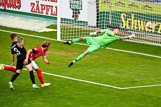 Freiburgs Strmer Lucas Hler (Mitte) ...ch gegen den FC Augsburg in Bestform.   | Foto: Achim Keller