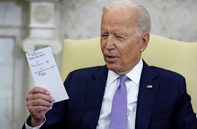 US-Prsident Joe Biden stehen zentrale Richtungsentscheidungen bevor.  | Foto: Evan Vucci (dpa)