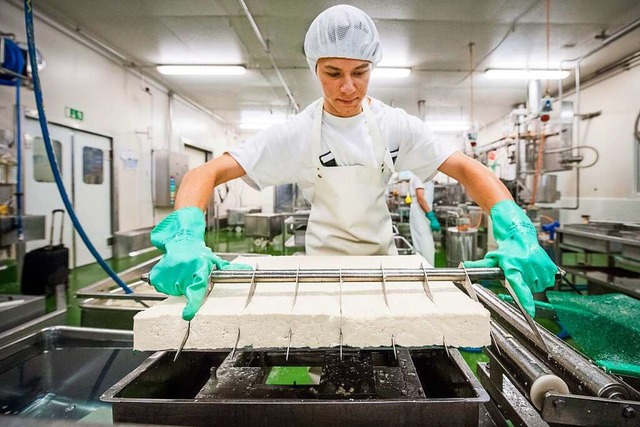 Hier wird ein groer Tofu-Block in viele kleinere Blcke geschnitten.  | Foto: Taifun Freiburg 