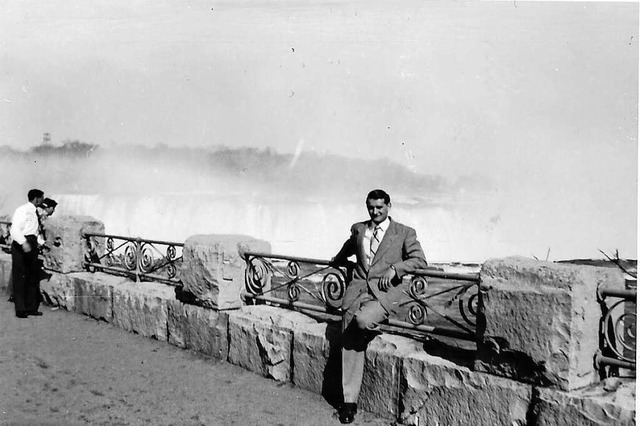 Erich Burkart aus Ebringen ist nach de...r steht er 1955  an den Niagarafllen.  | Foto: Archiv Arbeitsgemeinschaft Ebringer Dorfgeschichte