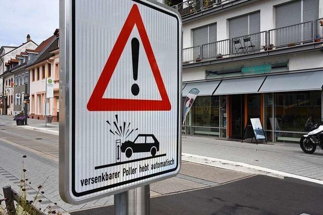 Autofahrer umfahren Poller über den Gehweg in der Lörracher Innenstadt