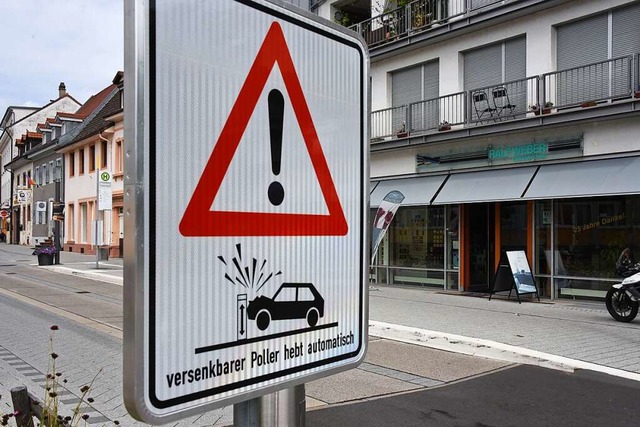 Verkehrsschilder warnen Verkehrsteilne...lleranlage, hier in der Basler Strae.  | Foto: Robert Bergmann