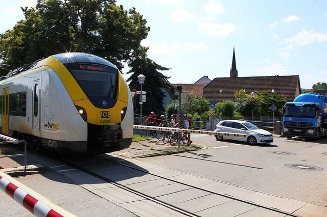 Sind die Schranken am Bahnbergang unt...biet ausrcken, wird dies zum Problem.  | Foto: Daniel Hengst