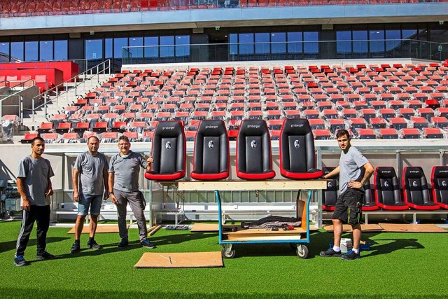 Girsberger-Mitarbeiter um Jrgen Dold ...elersitze im neuen Freiburger Stadion.  | Foto: Girsberger GmbH