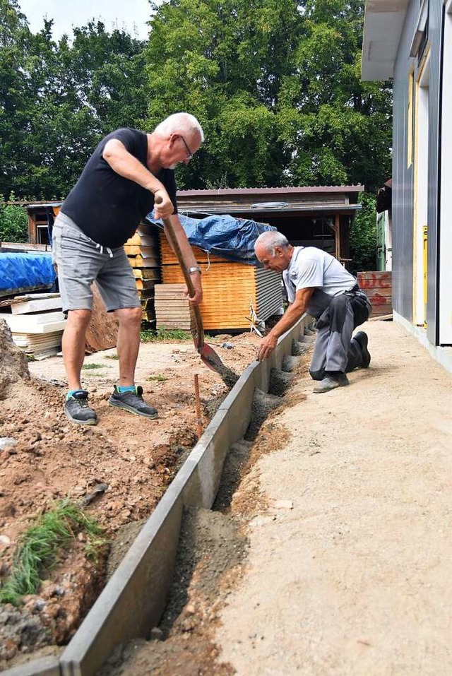 Albrecht Wagner und Robert Schock erne... sich von anderen Baustellen besorgen.  | Foto: Sebastian Krger