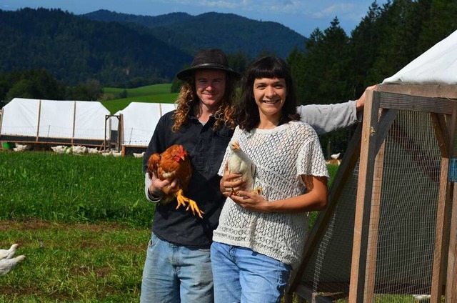 Isabell Blattmann und Tim Taylor haben die Stlle fr ihre Hhner selbst gebaut.  | Foto: Nikola Vogt