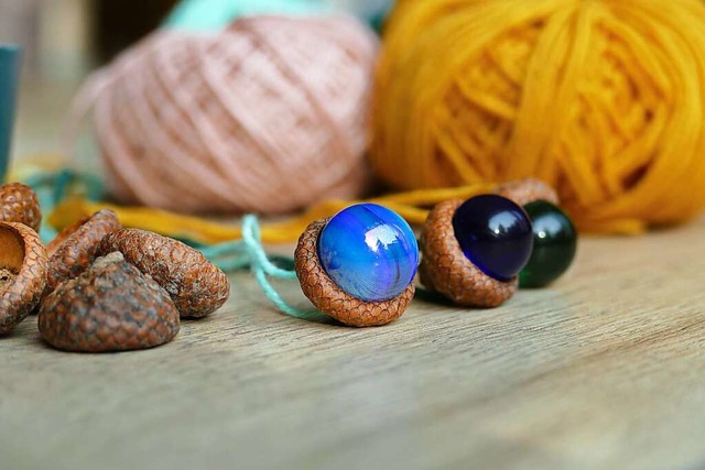 Einzigartiger Halsschmuck: Murmelkette aus Eichelhtchen  | Foto: Silke Kohlmann