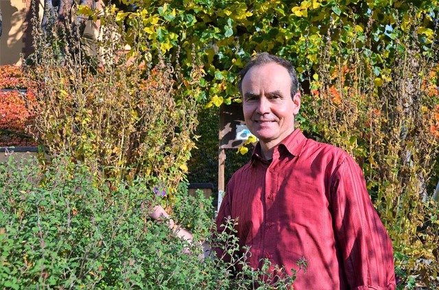 Apotheker Egbert Meyer fhrt durch den Klostergarten.  | Foto: Anita Fertl