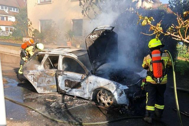 Auto geht in Emmendingen in Flammen auf – Ursache unklar