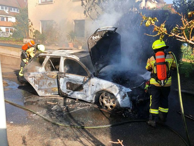 Als die Einsatzkrfte eintrafen, brannte das Auto bereits vollstndig.  | Foto: Feuerwehr Emmendingen