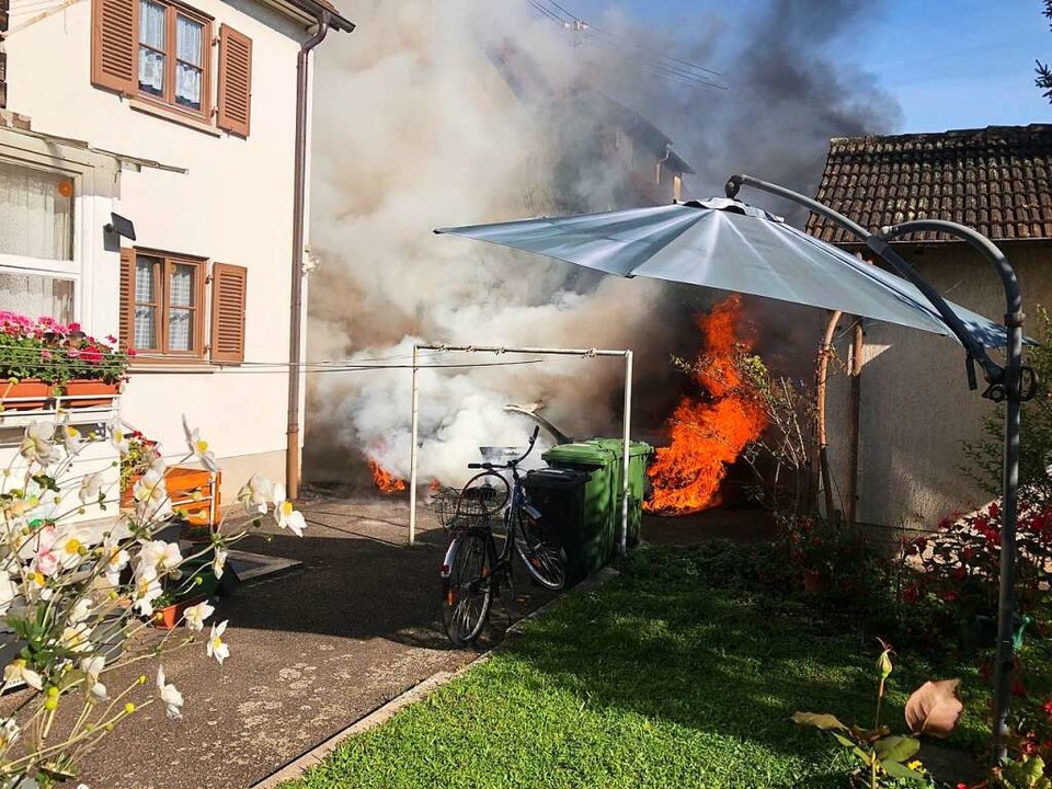 Als die Einsatzkrfte eintragen, brannte das Auto bereits vollstndig.  | Foto: Feuerwehr Emmendingen