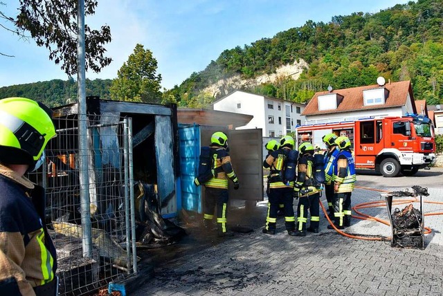 Zwei Baustellencontainer brannten am Samstagnachmittag aus.  | Foto: Heinz und Monika Vollmar