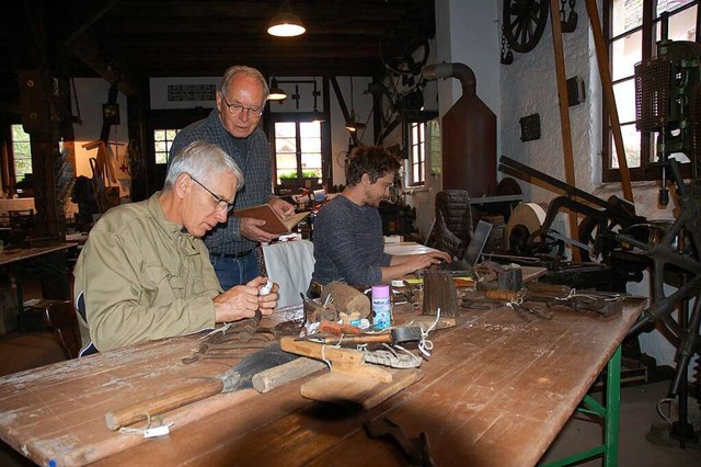 Thomas Hesse (von links), pensionierte...auer bei der Digitalisierung der Daten  | Foto: Wolfgang Beck