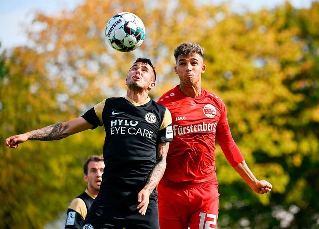 Der Bahlinger Lucas Torres (rechts) be...Kreativspieler der Gste gut im Griff.  | Foto: Claus G. Stoll