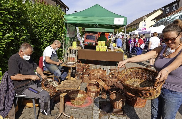 Kein Naturparkmarkt ohne alte Handwerk...gab es selbst geflochtene Weidenkrbe.  | Foto: Hans-Jrgen Sackmann