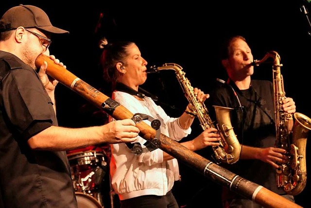 Stefanie Schimmer (Alt-Saxophon und Vo... im Zelt der Staufener Kulturbaustelle  | Foto: Hans-Peter Mller