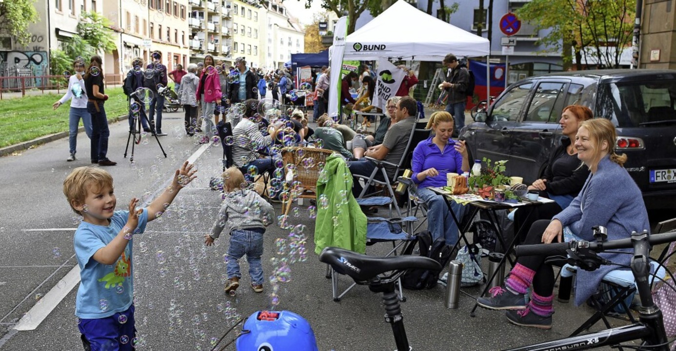 Seifenblasen, Picknick und klare Kante...fnf Stunden gesperrten B31-Teilstck.  | Foto: Rita Eggstein