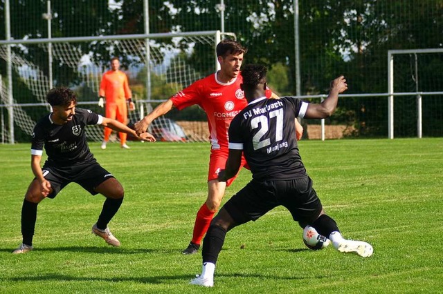 Bubakar Manjang (Nr. 27), Marbacher To...ikampf mit dem Lffinger  Weienberger  | Foto: Rhode