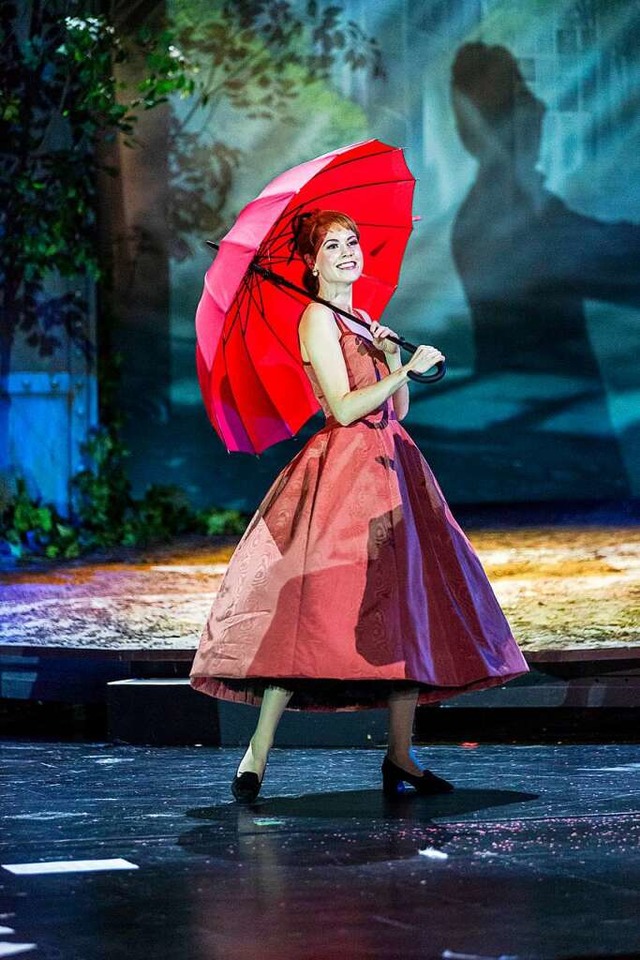 Mary Poppins? Grace Kelly? Samantha Gaul als Fchslein Schlaukopf  | Foto: Rainer Muranyi