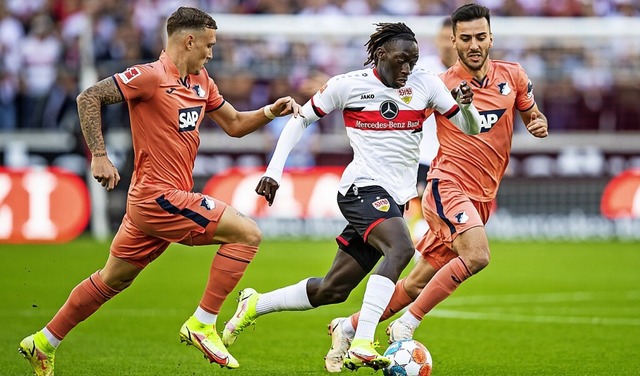 David Raum (l.) und Sargis Adamyan flankieren Stuttgarts Tanguy Coulibaly .  | Foto: Tom Weller (dpa)