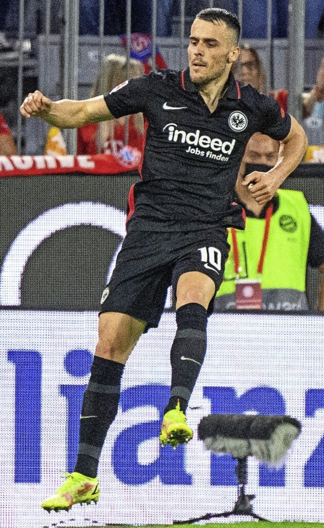 Entscheidender Spieler: Filip Kostic bejubelt seinen Siegtreffer.  | Foto: Matthias Balk (dpa)