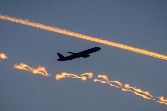 Ein Passagierflugzeug kreuzt Kondensst...dere Flieger zuvor hinterlassen haben.  | Foto: Frank Rumpenhorst