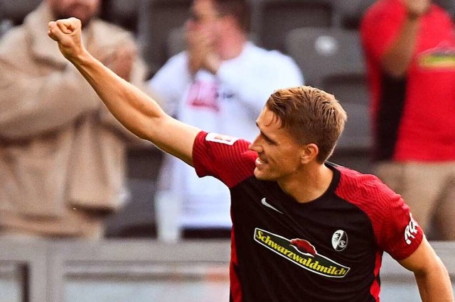 Nils Petersen jubelt ber seinen Treffer zum 1:2 Endstand.  | Foto: Soeren Stache (dpa)
