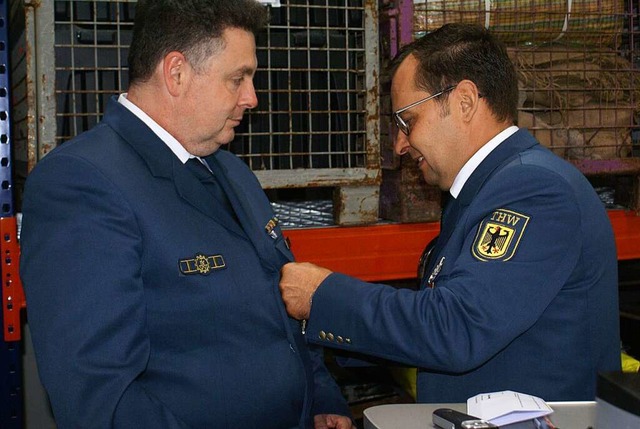 Tobias Roming (links). Ortsbeauftragte... das silberne Ehrenzeichen berreicht.  | Foto: Picasa