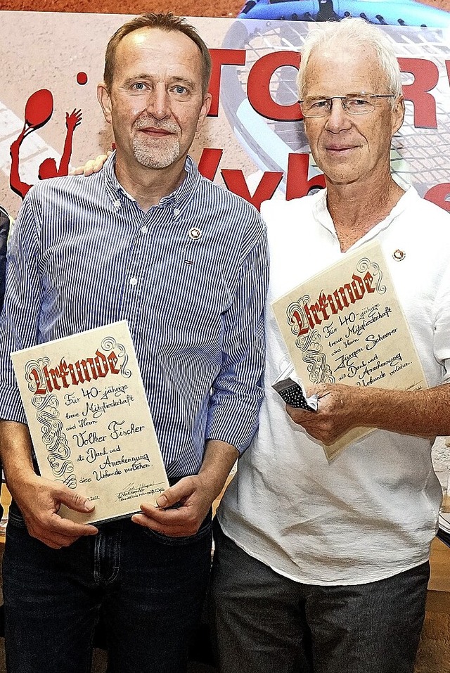 Volker Fischer (links) und Jrgen Sche...ige Vereinsmitgliedschaft im TC geehrt  | Foto: Jrgen Schweizer