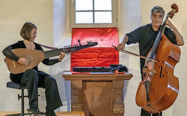 Claire Antonini (Theorbe) und Renaud Garcia-Fons (Kontrabass)  | Foto: Paul Eischet