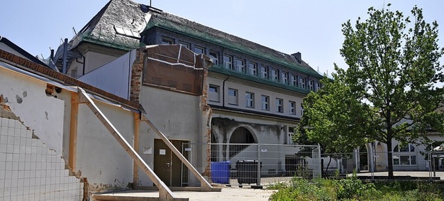 Die Fridolinschule wird saniert und ei...nhalle abgerissen wurde (Vordergrund).  | Foto: Daniel Gramespacher