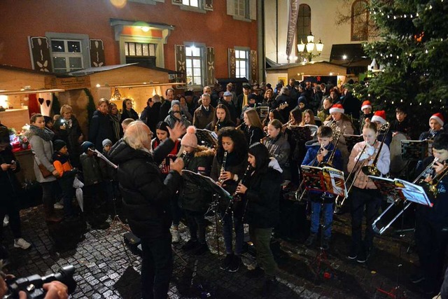 Dieses Foto entstand 2019 beim Auftritt der Blserklasse  beim Weihnachtsmarkt.  | Foto: Hannes Lauber