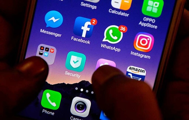 Facebook, Instagram und WhatsApp sind aktuell nicht erreichbar.  | Foto: ARUN SANKAR (AFP)