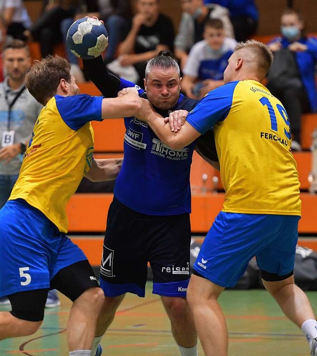 Die beiden SG-Spieler Johannes Lehmann...jamin Rollinger am Torwurf zu hindern.  | Foto: Achim Keller