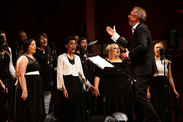 Beim Geburtstagsauftritt in Freiburg: Bertrand Grger und sein Jazzchor  | Foto: Lisa Gramlich