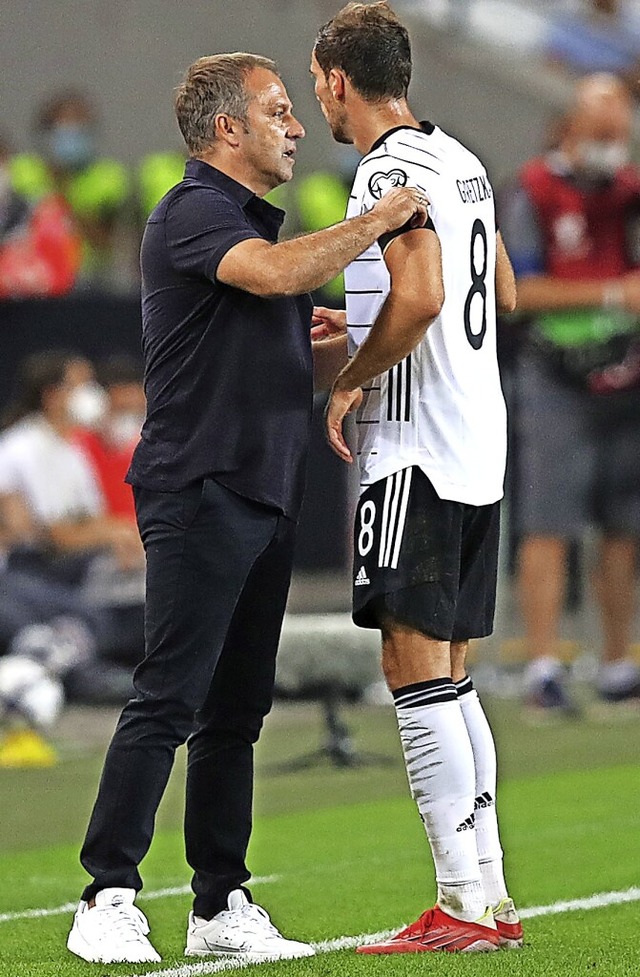 Bundestrainer Hansi Flick (links) und ...cht Bayern-Spielern im DFB-Kader ist.   | Foto: Tom Weller (dpa)