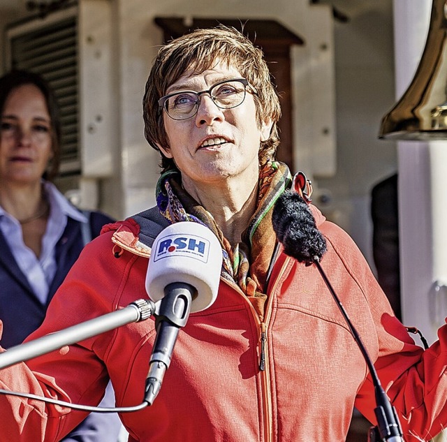 Verteidigungsministerin Kramp-Karrenbauer  | Foto: Axel Heimken (dpa)