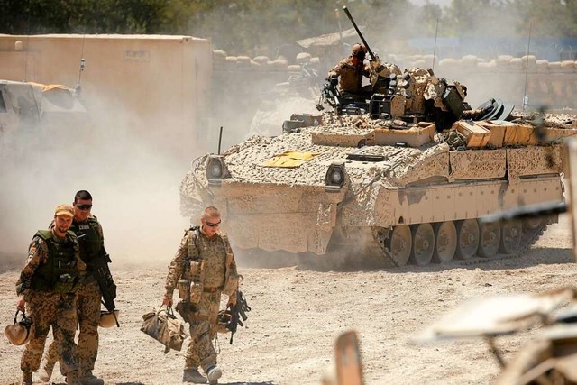 Rckblick: Bundeswehrsoldaten kommen n...lizeihauptquartier von Charrah Darreh.  | Foto: Maurizio Gambarini (dpa)