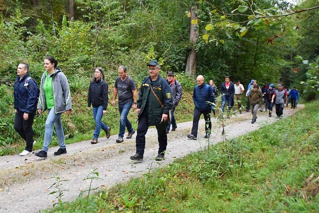 Bei der Waldbegehung mit Forstrevierle...Teilnehmer rund fnf Kilometer zurck.  | Foto: Horatio Gollin