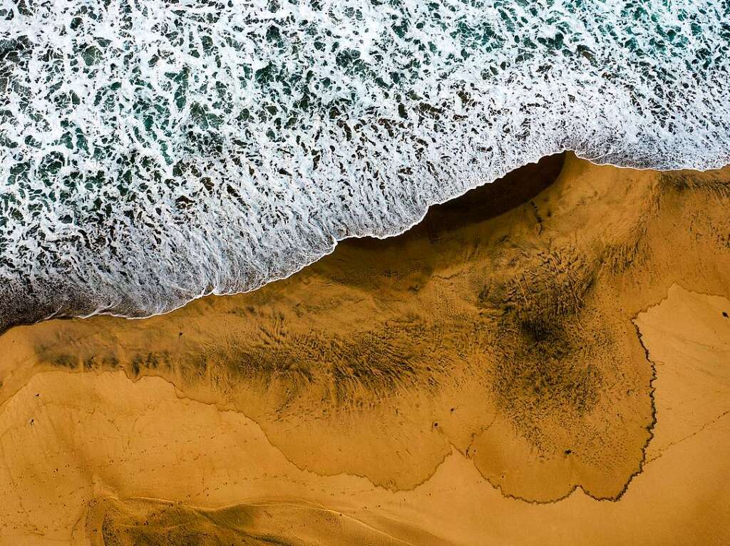 Eine Luftaufnahme zeigt den nach einem lunfall gesperrten Strand Huntington Beach.