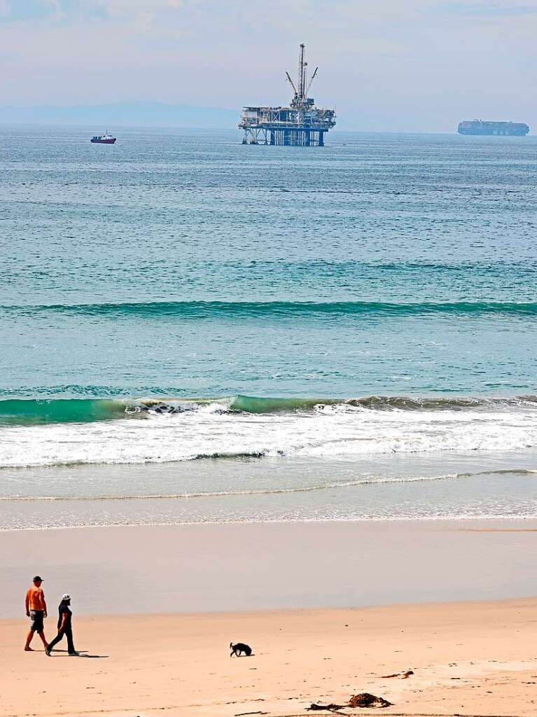 Nahezu menschenleer ist der Strand von Huntington Beach, nachdem aus einer lpipeline rund 570.000 Liter Rohl ausgelaufen sind.