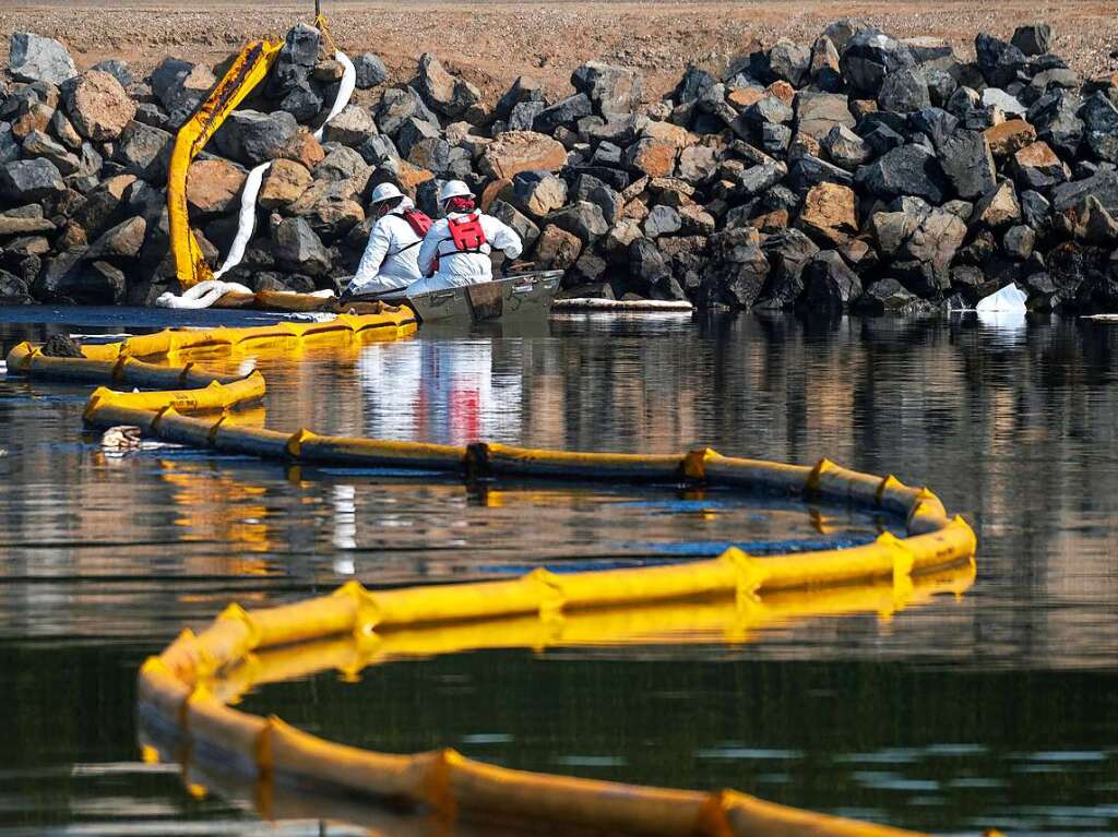 Skimmer und sogenannte Booms (schwimmende Barrieren) sollen ein weiteres Ausbreiten des lteppichs vor Huntington Beach verhindern.