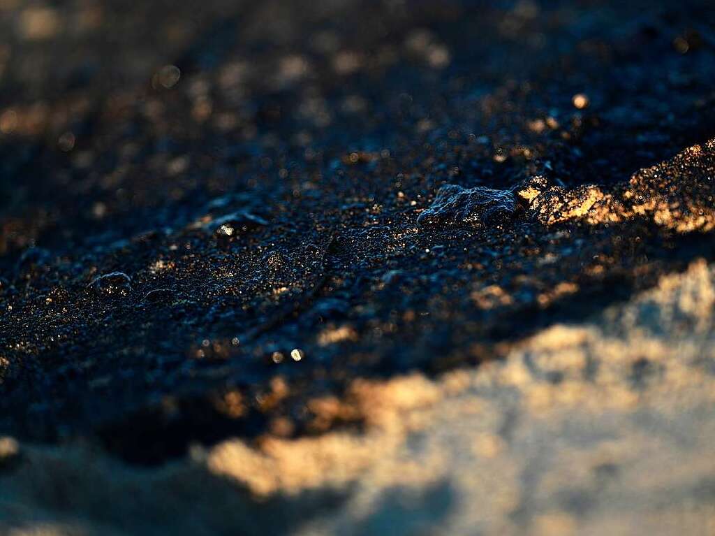 An manchen Abschnitten ist der Strand der kalifornischen Sdkste pechschwarz vom l.