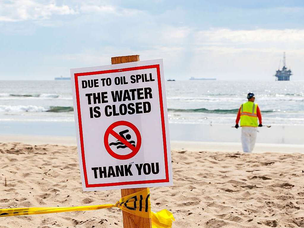 Ein Schild mit der Aufschrift "due to oil spill the water ist closed" ist am Strand aufgestellt. Die lpest vor der Kste Sdkaliforniens hat zahlreiche Strnde verschmutzt.