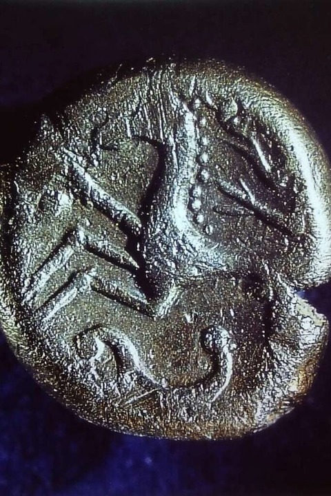 Eine keltische Goldmünze, die in Tarod...r einen typisch keltischen Dreiwirbel.  | Foto: Landesamt für Denkmalpflege (Yvonne Mühleis)