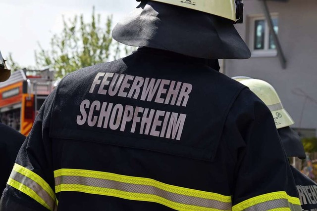 Mit fnf Fahrzeugen rckte die Schopfheimer Feuerwehr aus.  | Foto: Stefan Ammann