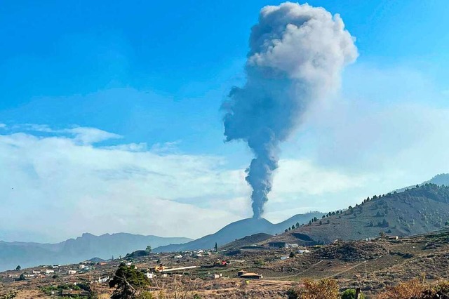 Der Ausbruch des Vulkans hat sich im d...nz La Palma leben gut 80.000 Menschen.  | Foto: DESIREE MARTIN (AFP)