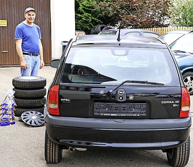 Hugo Frderer hat einen alten Opel als...chtet und in die Region transportiert.  | Foto: Dorothe Kuhlmann